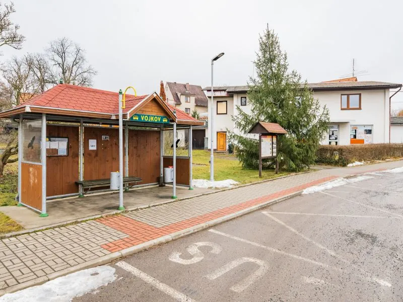 Autobusová zastávka u obchodu s potravinami Coop v obci Vojkov